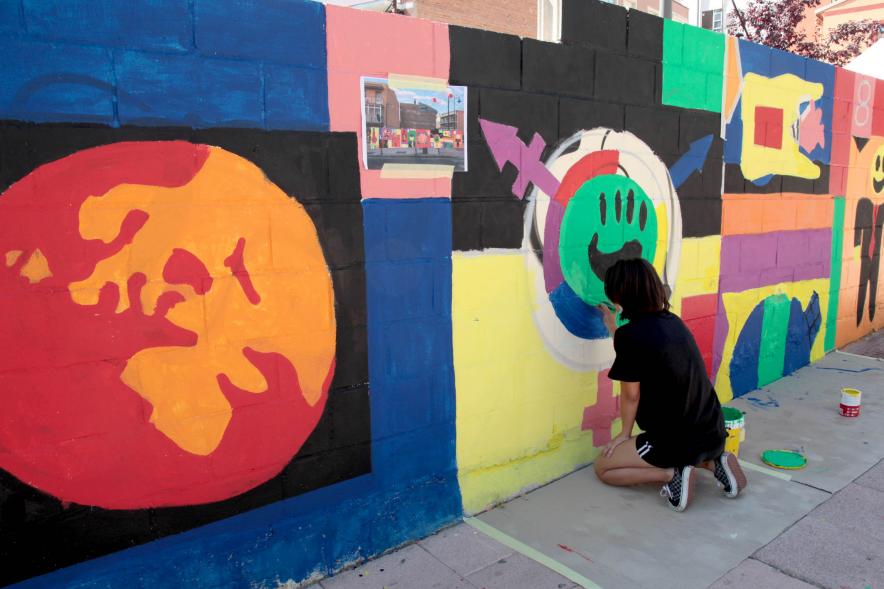  Taller de Graffiti  - Imagen de un joven que está participando el taller de Grafitti.