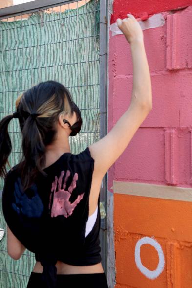 Taller de Graffiti  - Imagen de una joven que está participando el taller de Grafitti.