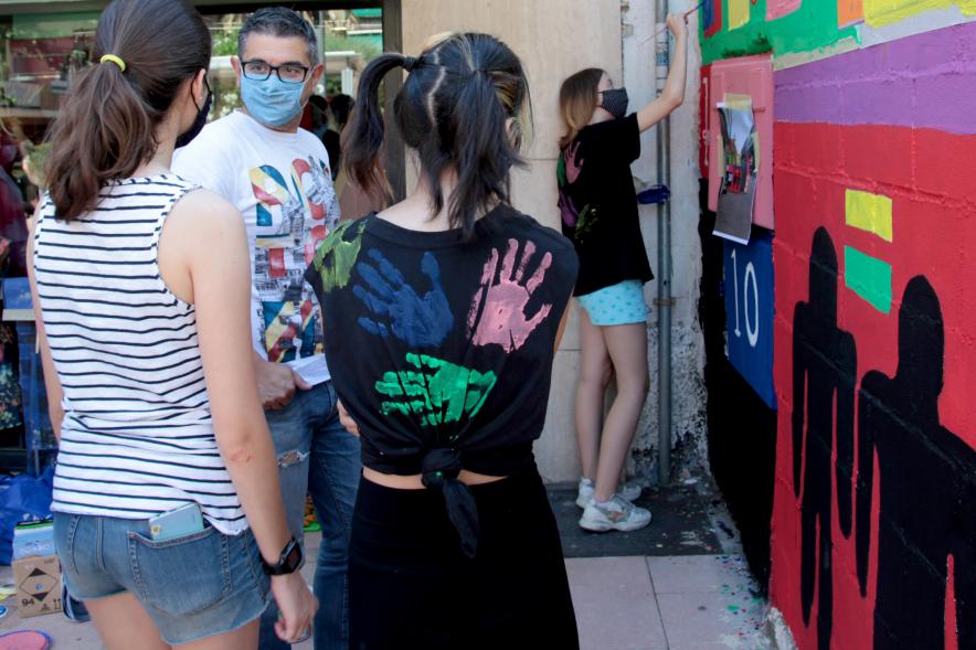Taller de Graffiti  - Imagen del vicealcalde Rafael Sánchez Acera charlando con unas jóvenes participantes en el taller.