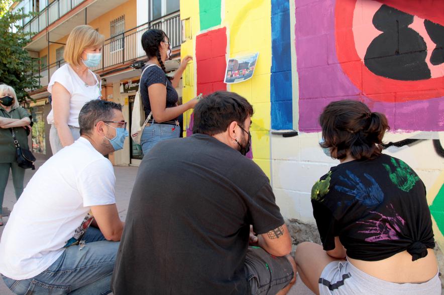  Taller de Graffiti  -  Imagen del vicealcalde Rafael Sánchez Acera acompañada por la concejala de Educación Ofelia Culebras charlando con unos jóvenes que participan en el taller.