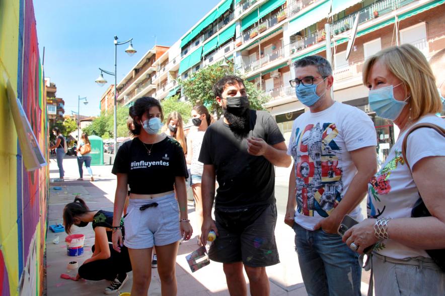 Taller de Graffiti  - Imagen del vicealcalde Rafael Sánchez Acera acompañada por la concejala de Educación Ofelia Culebras charlando con unos jóvenes que participan en el taller.
