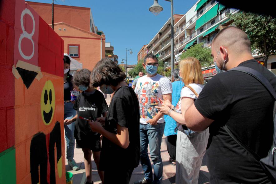  Taller de Graffiti  -  Imagen del vicealcalde Rafael Sánchez Acera acompañada por la concejala de Educación Ofelia Culebras charlando con unos jóvenes que participan en el taller.