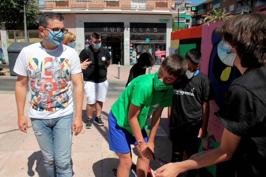 Taller de Graffiti  - Imagen del vicealcalde Rafael Sánchez Acera charlando con unas jóvenes participantes en el taller.