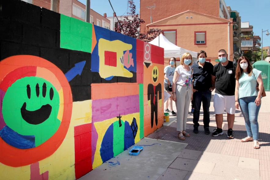 Taller de Graffiti  - Imagen de la concejala de Educación Ofelia Culebras posando con unos participantes en el taller.