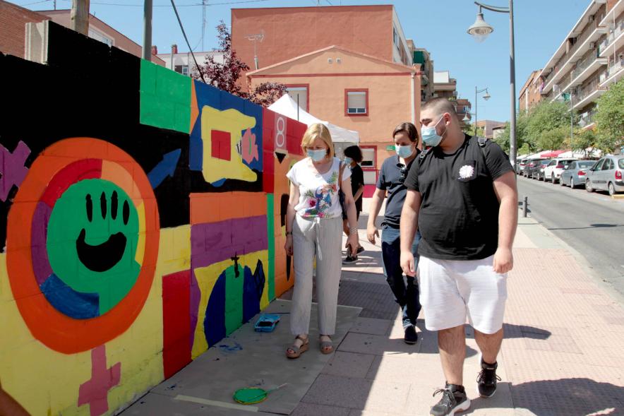  Taller de Graffiti  - Imagen de la concejala de Educación Ofelia Culebras mirando los Grafittis.