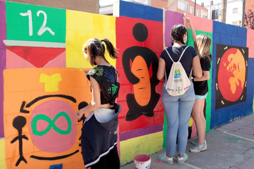 Taller de Graffiti  - Imagen de jóvenes pintando.
