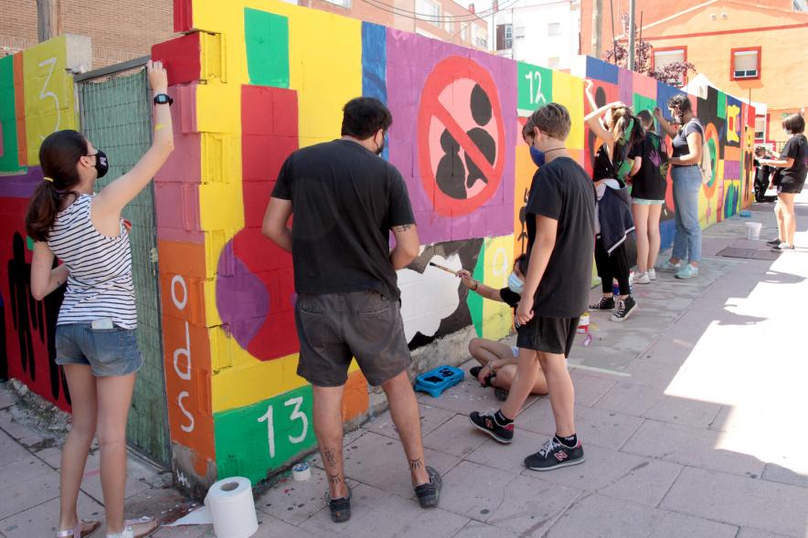  Taller de Graffiti  - Imagen de jóvenes pintando. 