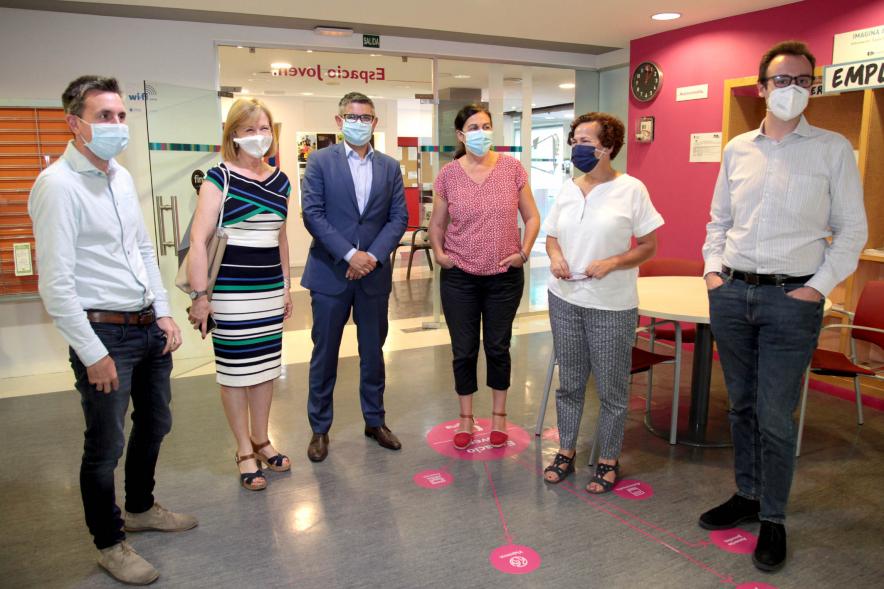 Visita a Imagina - Imagen del alcalde Rafael Sánchez Acera , la concejala Ofelia Culebradas y los trabajadores de del Imagina.