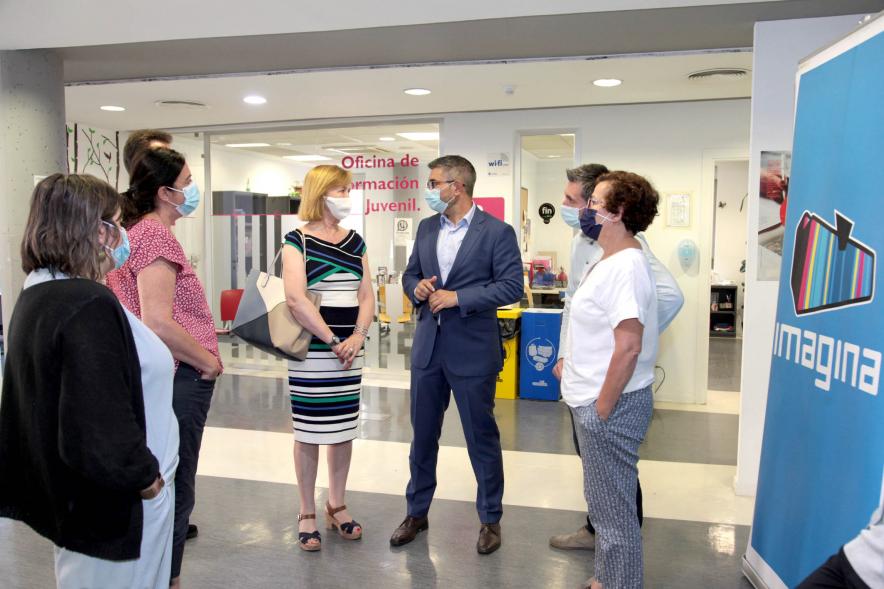  Visita a Imagina -  Imagen del alcalde Rafael Sánchez Acera , la concejala Ofelia Culebradas y los trabajadores de del Imagina.