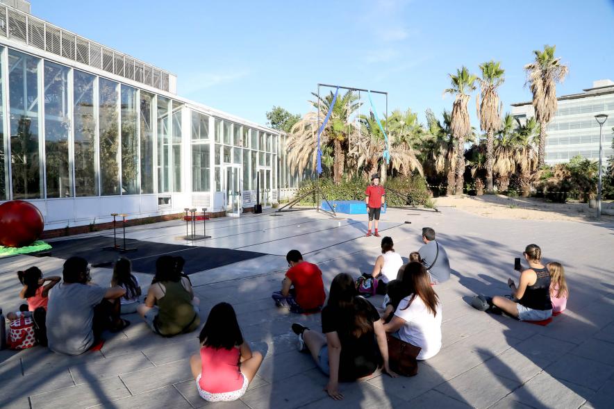  Imagina en los Parques - Imagen panorámica del público siguiendo una actuación.