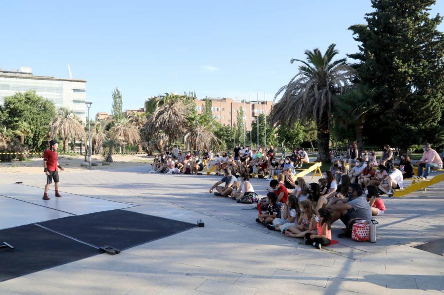 Imagina en los Parques - Imagen panorámica del público siguiendo una actuación.