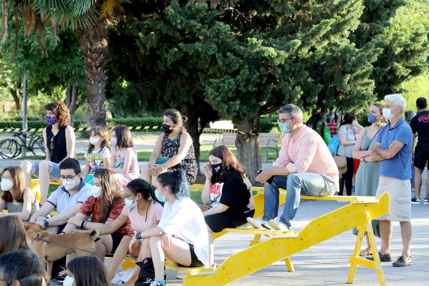  Imagina en los Parques - Imagen del alcalde Rafael Sánchez Acera siguiendo los espectáculos entre el público.
