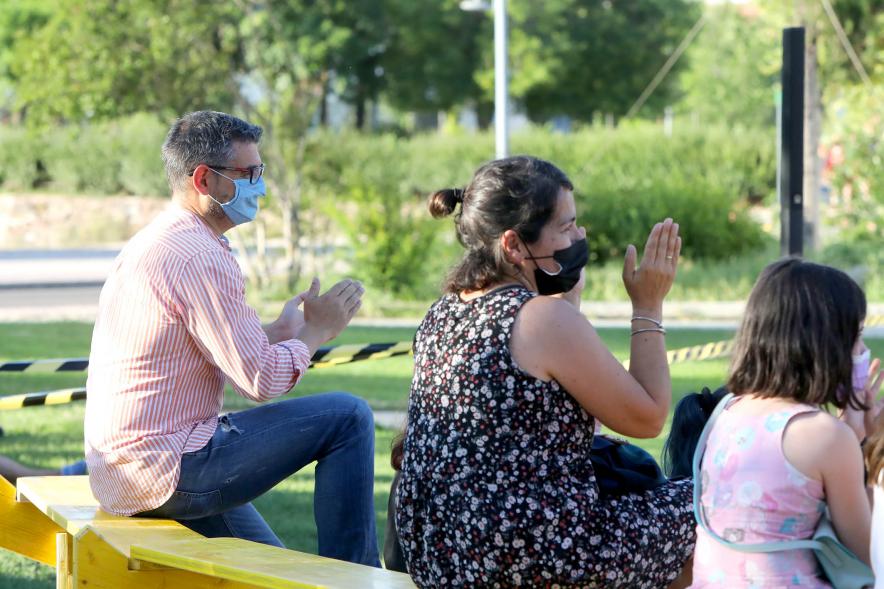 Imagina en los Parques - Imagen del alcalde Rafael Sánchez Acera siguiendo los espectáculos entre el público.
