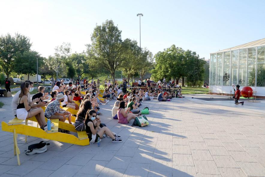 Imagina en los Parques - Imagen panorámica del público siguiendo una actuación.