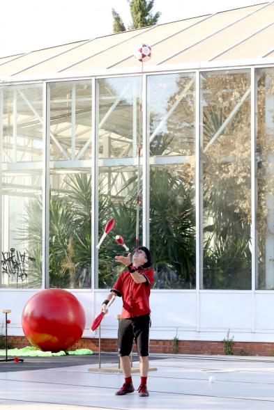 Imagina en los Parques - Imagen de la actuación de un malabarista.