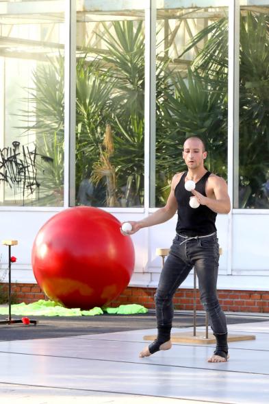 Imagina en los Parques - Imagen de la actuación de un equilibrista.