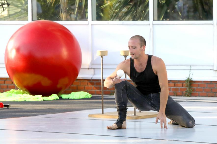 Imagina en los Parques - Imagen de la actuación de un equilibrista.