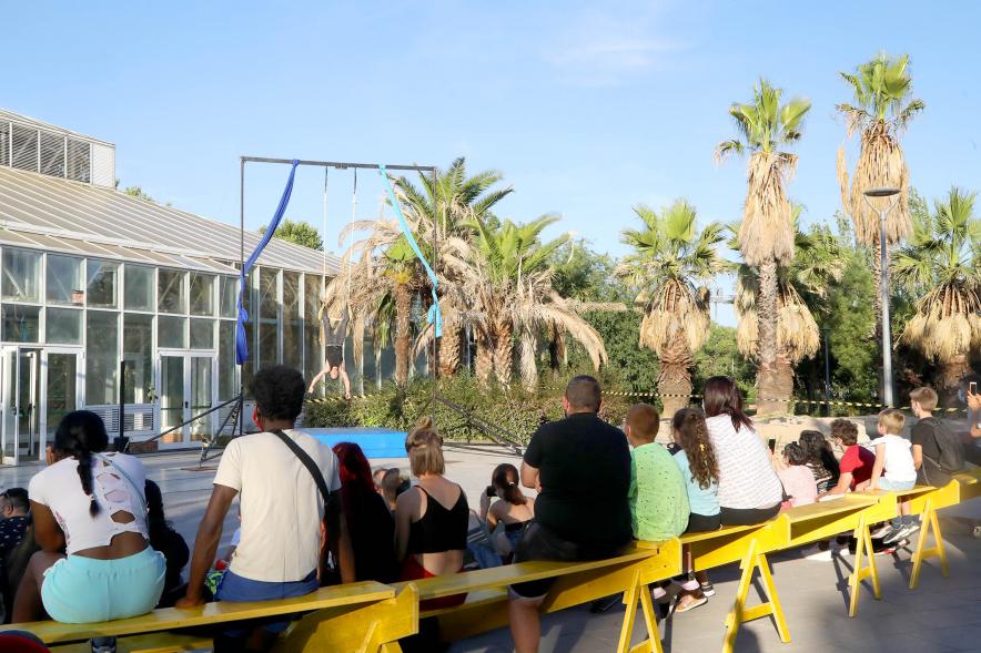 Imagina en los Parques -  Imagen panorámica del público siguiendo una actuación.