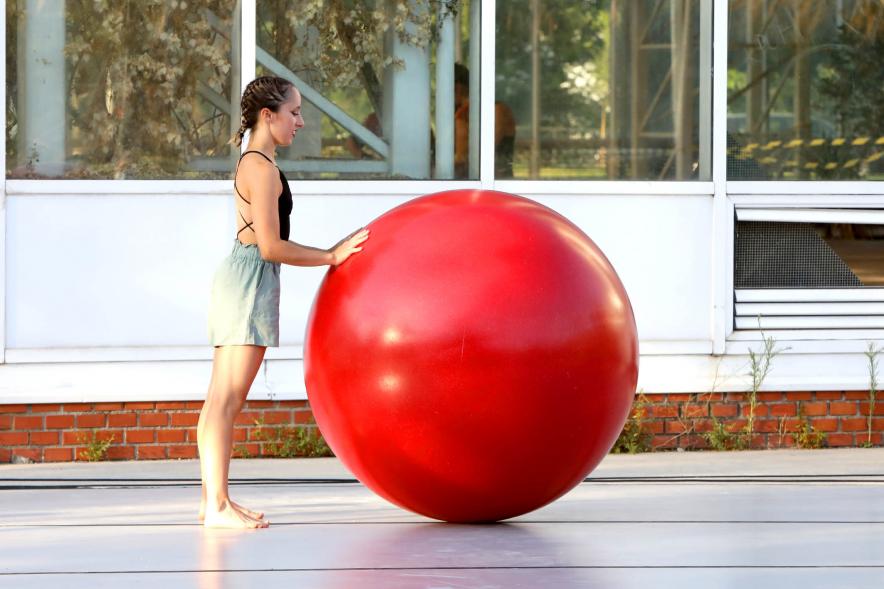  Imagina en los Parques - Imagen de una equilibrista sobre una pelota grande.