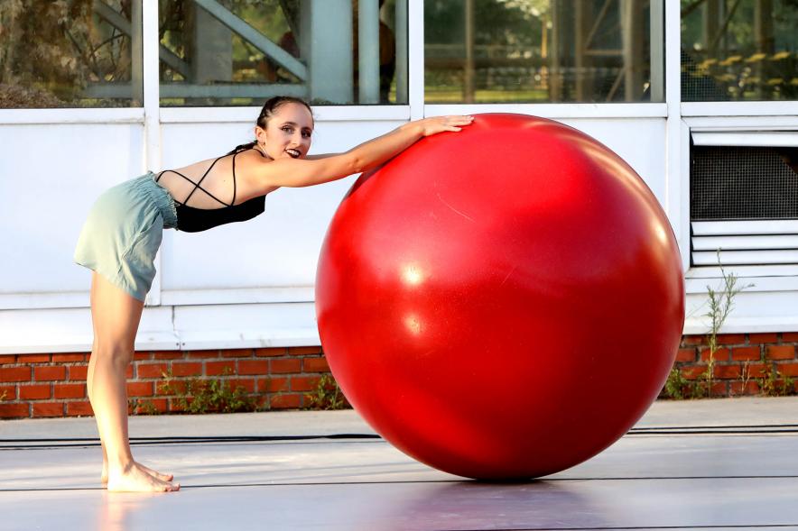 Imagina en los Parques - Imagen de una equilibrista sobre una pelota grande.