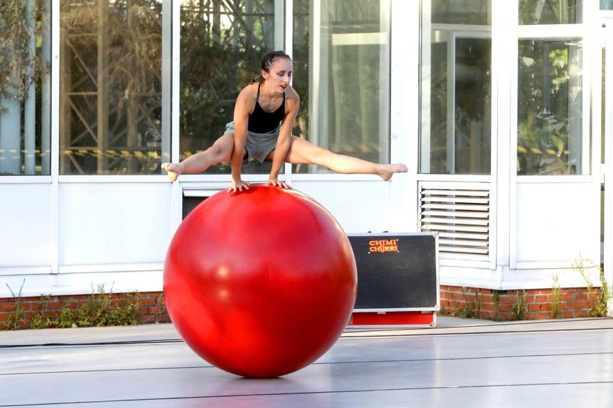 Imagina en los Parques - Imagen de una equilibrista sobre una pelota grande.