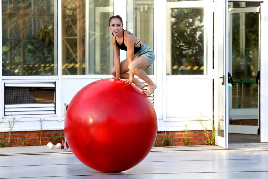 Imagina en los Parques - Imagen de una equilibrista sobre una pelota grande.