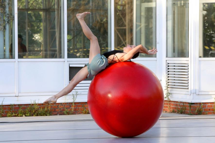 Imagina en los Parques - Imagen de una equilibrista sobre una pelota grande.