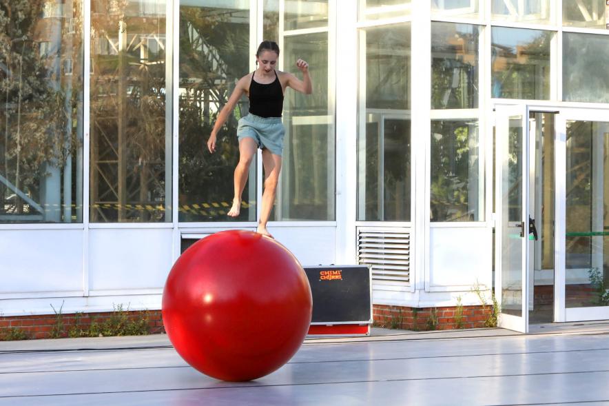 Imagina en los Parques - Imagen de una equilibrista sobre una pelota grande.