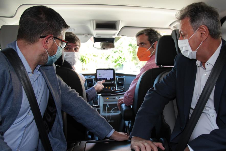 Presentación Programa Piloto Notificaciones Push en Vehículos Ford - Imagen de autoridades y directivos de Ford en el interior de un coche haciendo una demostración.