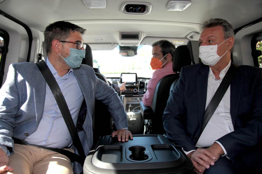 Presentación Programa Piloto Notificaciones Push en Vehículos Ford - Imagen de autoridades y directivos de Ford en el interior de un coche.