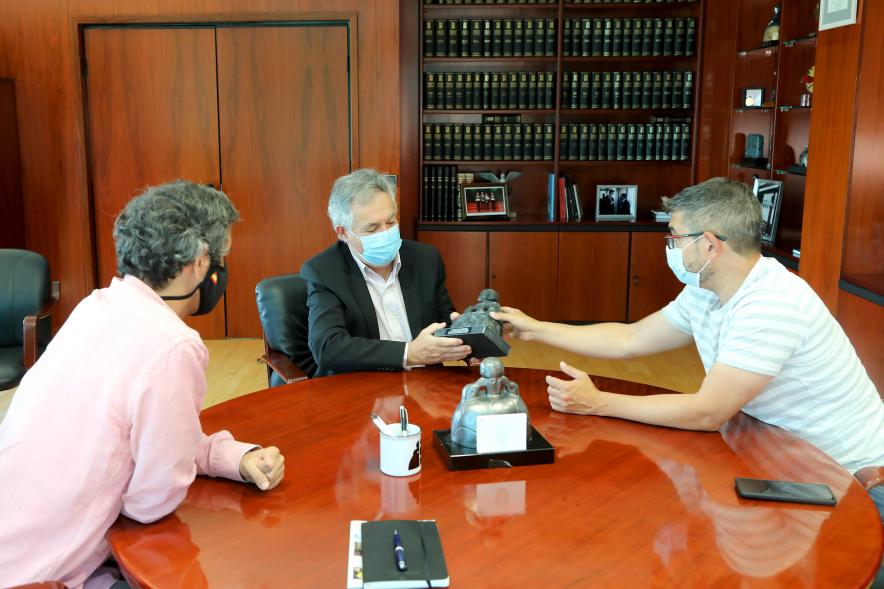 Recepción Rector Saliente de la UAM - Imagen del alcalde Rafael Sánchez Acera junto al vicealcalde Aitor Retolaza entregando la Menina de Honor al rector saliente de la UAM, Rafael Garesse.