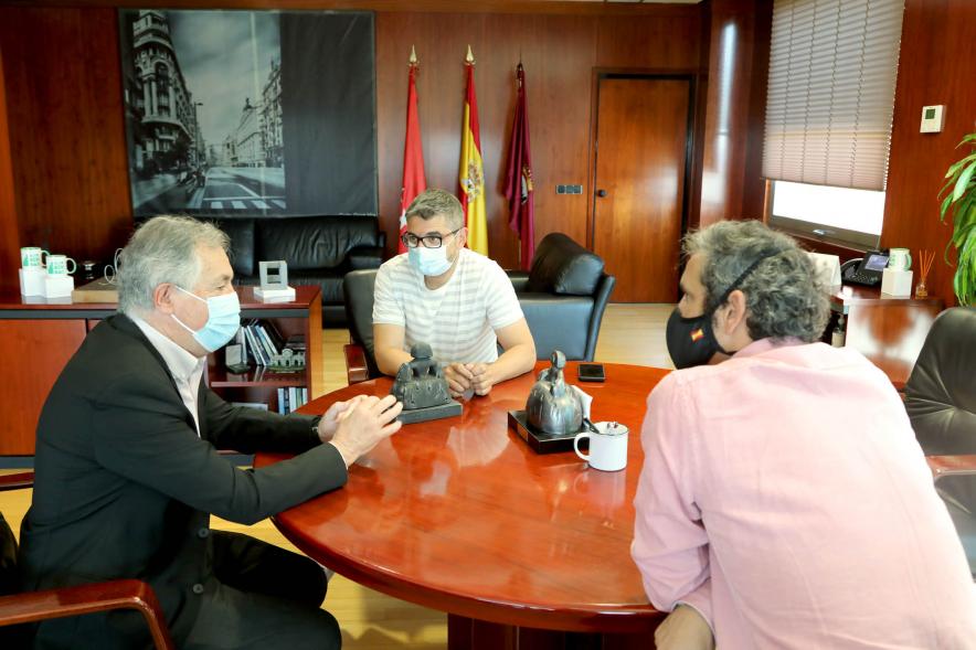 Recepción Rector Saliente de la UAM - Imagen del alcalde Rafael Sánchez Acera junto al vicealcalde Aitor Retolaza reunidos con el rector saliente de la UAM, Rafael Garesse.