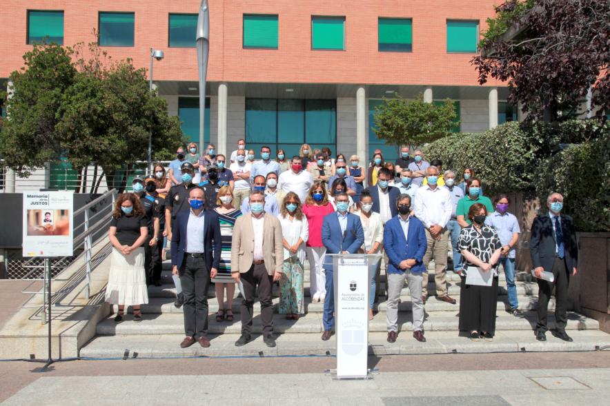  Acto de Recuerdo de Miguel Ángel Blanco - Imagen de todos los participantes en el acto que ha tenido lugar en la Plaza del Ayuntamiento para recordar a Miguel Ángel Blanco.