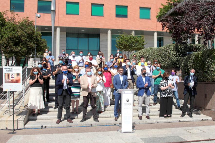  Acto de Recuerdo de Miguel Ángel Blanco - Imagen de todos los participantes en el acto que ha tenido lugar en la Plaza del Ayuntamiento para recordar a Miguel Ángel Blanco.