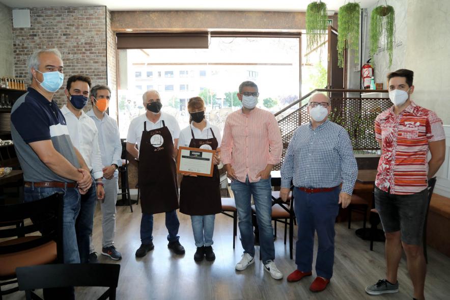  Entrega Premios Ruta de la Tapa 2021 -Imagen de posado de autoridades entregando el diploma a los primer clasificados.