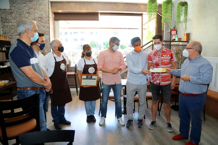 Entrega Premios Ruta de la Tapa 2021 - Imagen de posado de autoridades entregando el diploma a los primer clasificados.