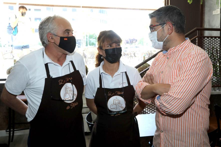Entrega Premios Ruta de la Tapa 2021 - Imagen del alcalde Rafael Sánchez Acera charlando con los hosteleros ganadores.