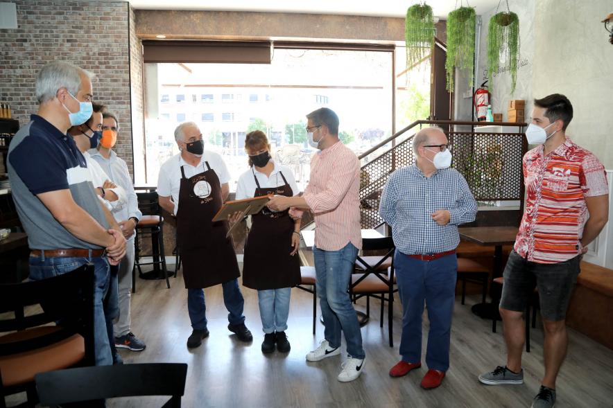 Entrega Premios Ruta de la Tapa 2021 - Imagen de las autoridades charlando con los hosteleros ganadores.