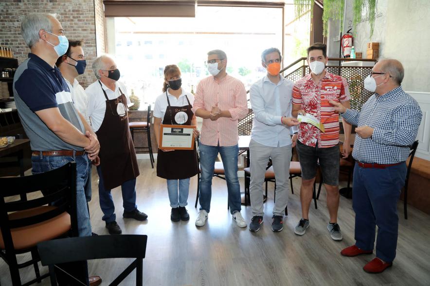 Entrega Premios Ruta de la Tapa 2021 - Imagen de las autoridades charlando con los hosteleros ganadores.