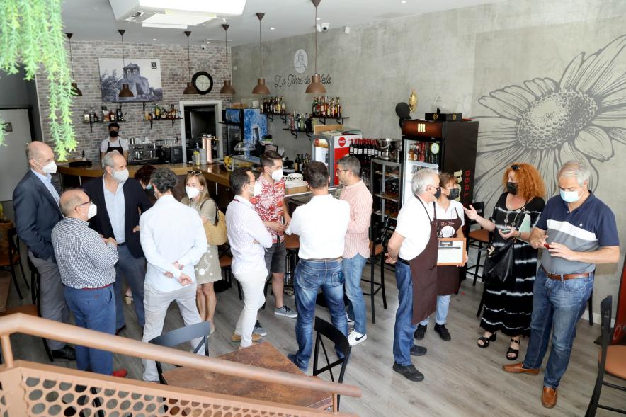 Entrega Premios Ruta de la Tapa 2021 - Imagen de las autoridades charlando con los hosteleros ganadores.
