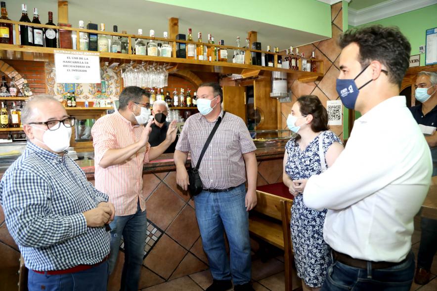 Entrega Premios Ruta de la Tapa 2021 - Imagen de las autoridades charlando con los hosteleros que se han clasificado en segundo lugar. 