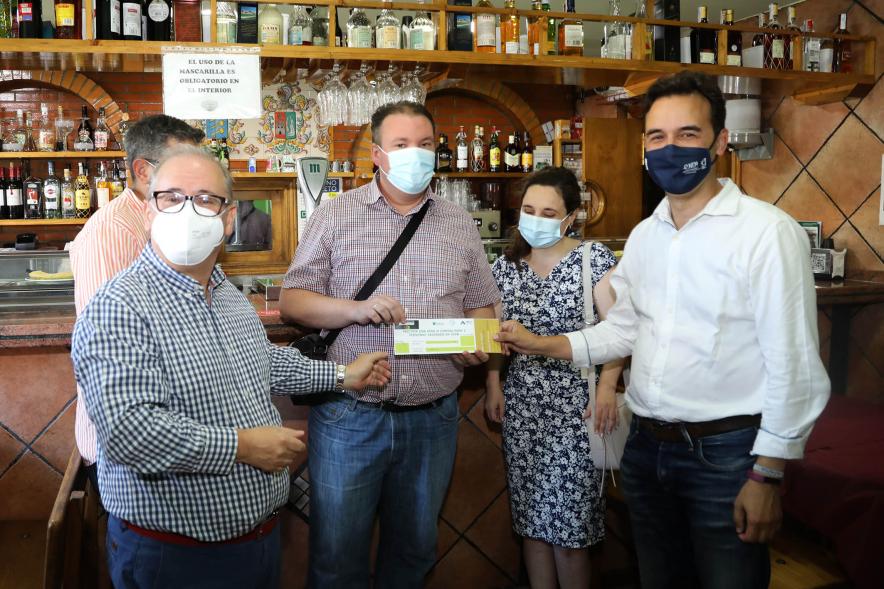 Entrega Premios Ruta de la Tapa 2021 - Imagen de las autoridades charlando con los hosteleros que se han clasificado en segundo lugar. 
