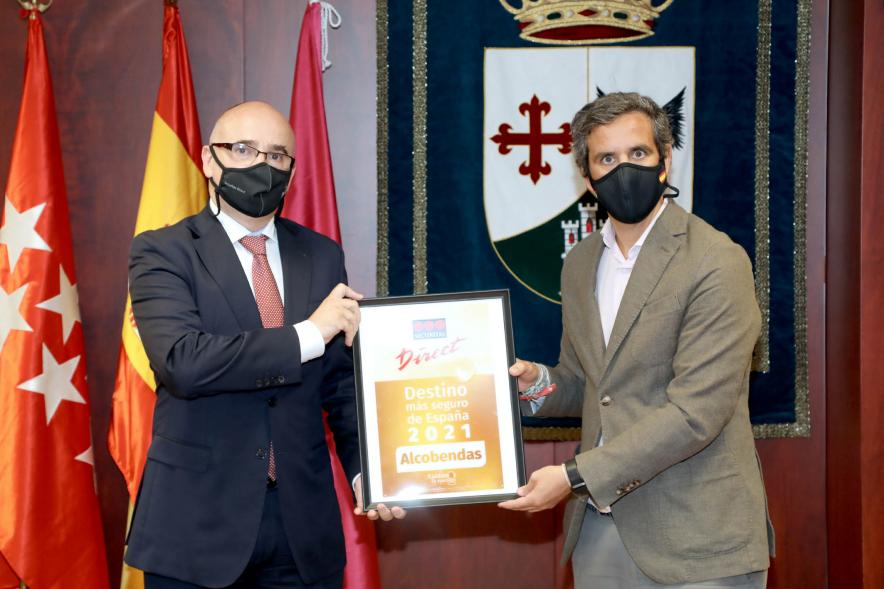  Entrega de Placa Dorada Securitas DIrect a Alcobendas - Imagen de la entrega de Placa Dorada Securitas DIrect a Alcobendas por Ciudad Segura al Vicealcalde Aitor Retolaza.