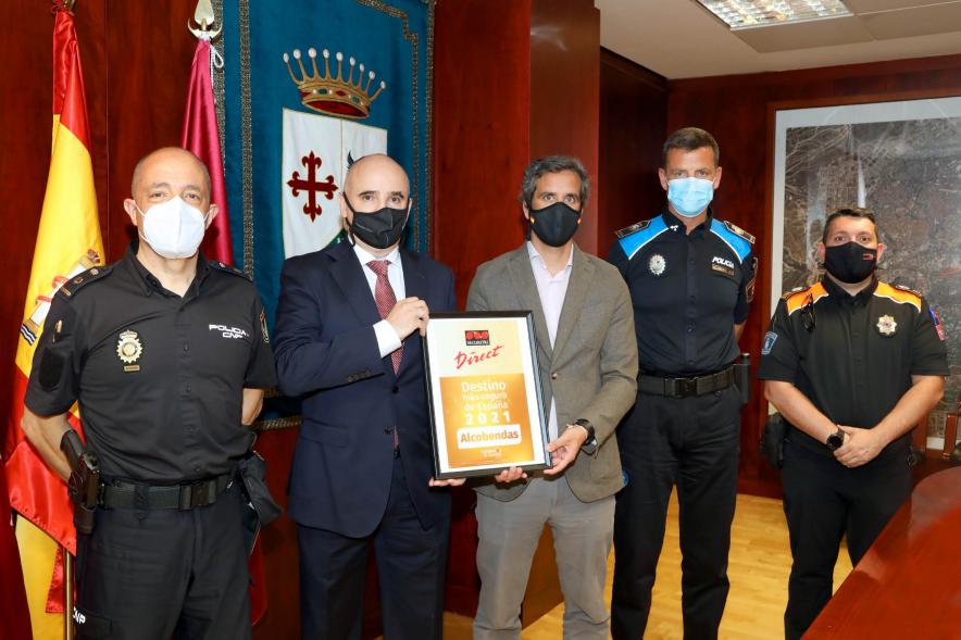  Entrega de Placa Dorada Securitas DIrect a Alcobendas -  Imagen de la entrega de la Placa Dorada Securitas DIrect a Alcobendas por Ciudad Segura al Vicealcalde Aitor Retolaza con la presencia de Policía Nacional, Policía Local y Protección Civil.