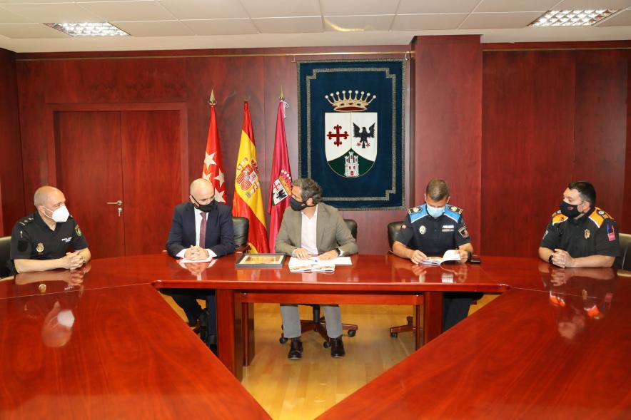  Entrega de Placa Dorada Securitas DIrect a Alcobendas - Imagen de la reunión antes de la entrega de la Placa Dorada Securitas DIrect con la presencia de Policía Nacional, Policía Local y Protección Civil.