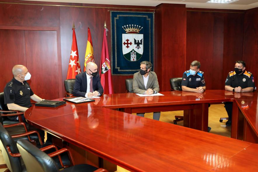 Entrega de Placa Dorada Securitas DIrect a Alcobendas - Imagen de la reunión antes de la entrega de la Placa Dorada Securitas DIrect con la presencia de Policía Nacional, Policía Local y Protección Civil.