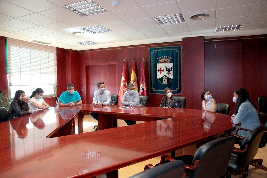 Recepción Semifinalistas Technovation Girl - Imagen de la reunión del alcalde Rafael Sánchez Acera, el concejal de Innovación Roberto Fraile y cinco alumnas de sexto de primaria del colegio Daoiz y Velarde junto a su mentor, Héctor San Martín.