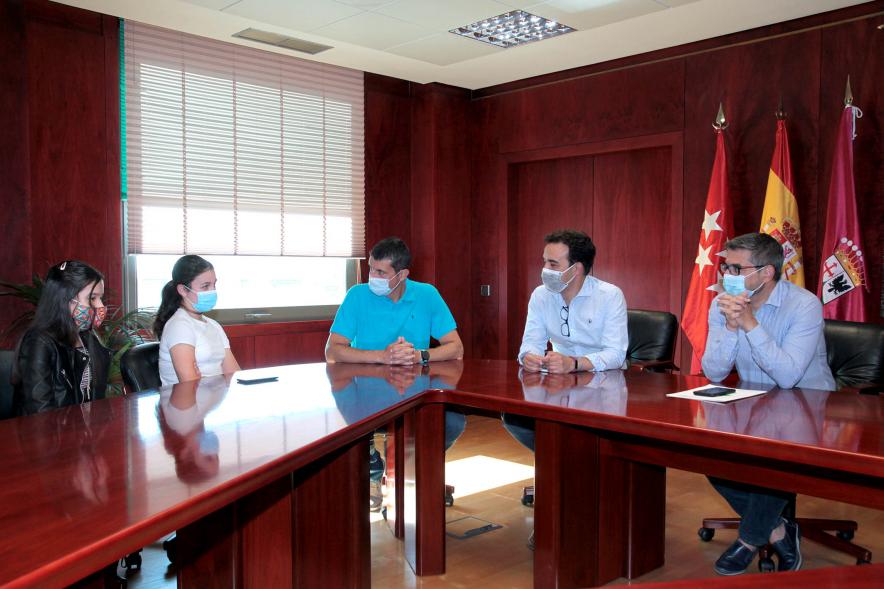 Recepción Semifinalistas Technovation Girl -Imagen de la reunión del alcalde Rafael Sánchez Acera, el concejal de Innovación Roberto Fraile y una de las alumnas de sexto de primaria del colegio Daoiz y Velarde junto a su mentor, Héctor San Martín.