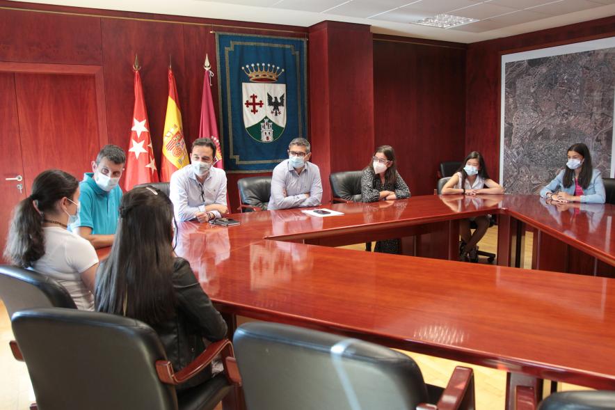   Recepción Semifinalistas Technovation Girl - Imagen de la reunión del alcalde Rafael Sánchez Acera, el concejal de Innovación Roberto Fraile y cinco alumnas de sexto de primaria del colegio Daoiz y Velarde junto a su mentor, Héctor San Martín.