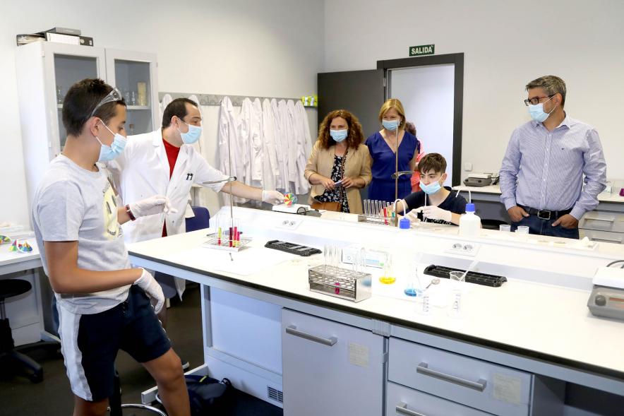 Visita al Taller de Ciencia y Magia - Imagen del alcalde Sánchez Acera, varias corporativas municipales y los participantes en el taller.